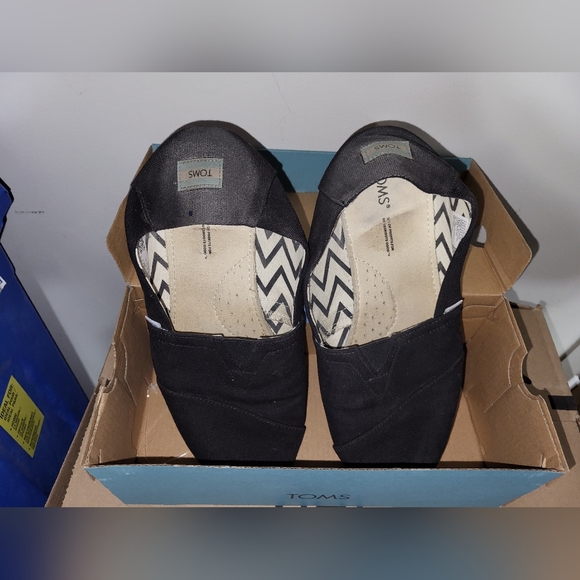 Tom's Shoes - Picture 6 of 6